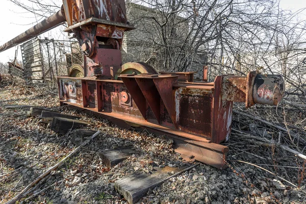 Vechi Ruginit Abandonat Clădire Macara Gantry Șine Ruginite Abandonat Container — Fotografie, imagine de stoc