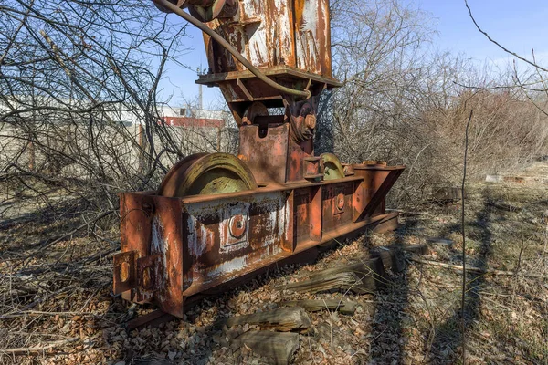 Alter Verrosteter Bauportalkran Auf Rostigen Schienen Verlassenes Containerverladelager Beim Entladen — Stockfoto