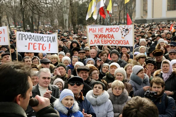 オデッサ ウクライナ 2014 人政策それはウクライナで武力革命の状態の間に示された市民の平和的な抗議をされています 路上集会でデモ隊の列の動き — ストック写真
