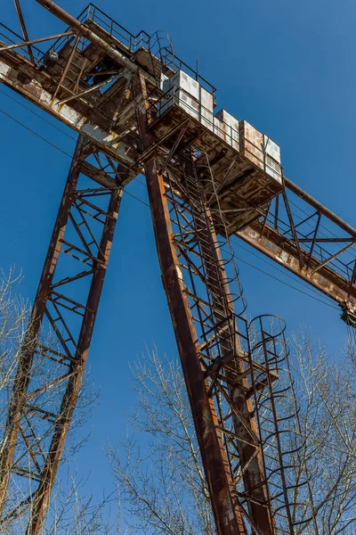 Vieja Grúa Pórtico Oxidada Edificio Abandonado Sobre Carriles Oxidados Almacén — Foto de Stock