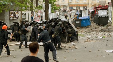 Odessa, Ukrayna - 2 Mayıs, 2014: trajik kurban, ölüm, insanları; sefer Odesa'da büyük huzursuzluk sırasında yaralandı. Kulikovo alan, sendikaların evi. Polis cordon sokak ayaklanmaları polis çalışmasının