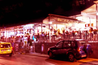 Küçük bir restoranın içi bulanık bir arka plan. Bokeh Kafe 'nin içini sıcak koyu renklerle bulanıklaştırmış. Yaratıcı moda tasarımı için arka plan olarak. Restoran, kafeterya arka planı çok güzel bulanık.