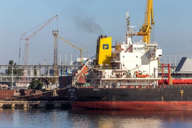 Odessa, Ukrayna - 17 Ağustos 2010 Konteyner Vinç bağlantı noktası konteyner terminali. Endüstriyel kargo gemisi seaport dolu. Yükleme işlemleri. Deniz ticaret bağlantı noktası