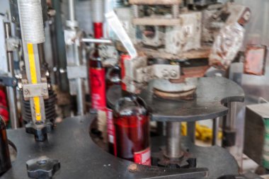 Şaraphanede iş ve hareket sırasında cam şişelerle endüstriyel taşıyıcı bant üretimi. Hareket bulanıklığı. Endüstriyel bir tasarım için keskin bir odak arka planı olmadan olmaz.