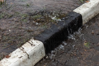 Siyah ve beyaz kenarlıklı çok kötü asfalt yol