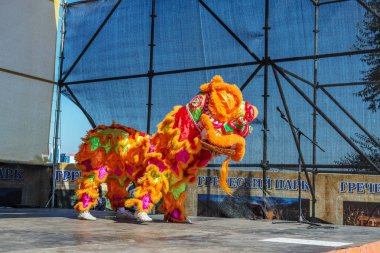 Odessa, Ukrayna -10 Eylül 2016: şehir gün festival Dragon Dance. Japon samuray Club genç çocuklar onların sanat göster