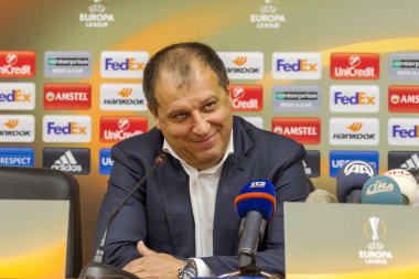 Odessa, Ukrayna - 15 Eylül 2016: Uefa Avrupa Ligi grup aşamasında Zarya Lugansk - Fenerbahçe Istanbul-Turtsiya.1: 1. sonrası maç basın toplantısı, Fc Zarya Yuri Vernidub nın baş teknik direktörü