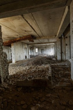 Terk edilmiş bir idari binanın iç. Bir endüstriyel fabrika iç kalıntıları. Eski bir merdiven beton, kalıntıları, çöp ve çamur, koridor duvarları bir bitmemiş office iş merkezinin Odessa mahvetti