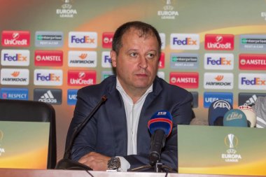 Odessa, Ukrayna - 15 Eylül 2016: Uefa Avrupa Ligi grup aşamasında Zarya Lugansk - Fenerbahçe Istanbul-Turtsiya.1: 1. sonrası maç basın toplantısı, Fc Zarya Yuri Vernidub nın baş teknik direktörü