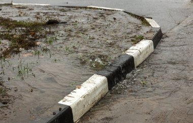 Siyah ve beyaz kenarlıklı çok kötü asfalt yol