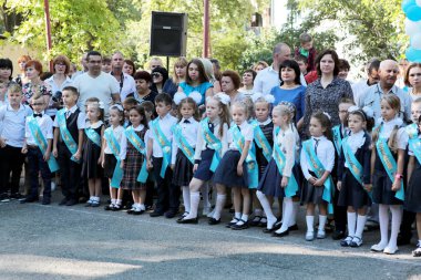 Odessa, Ukrayna - 1 Eylül 2016: ilkokul çocuklarının ve Öğretmenler sınıfta. İlk-greyder okulda çalışma. Okulun ilk günü, Eylül, bilgi gün, ilk okula gidin çocuklar. Okul festivali bilgi