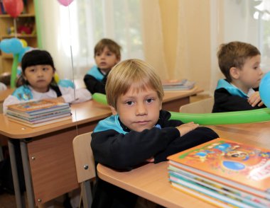 Odessa, Ukrayna - 1 Eylül 2016: ilkokul çocuklarının ve Öğretmenler sınıfta. İlk-greyder okulda çalışma. Okulun ilk günü, Eylül, bilgi gün, ilk okula gidin çocuklar. Okul festivali bilgi