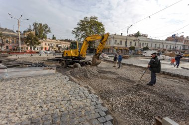 Odessa, Ukrayna - 29 Eylül 2016: kentsel Sistemleri Mühendislik derin hendek yarar kazdık. Alarm sistemi kentsel sıhhi tesisat ve Isıtma. Hendek rusty ile dolu pis su boru hattından patlak verdi. Onarım iş Metro araçları