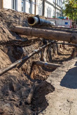Odessa, Ukrayna - 29 Eylül 2016: Temelli onarım ve değiştirme büyük kentsel ısı boru. Eski paslı değiştirme ve sızan su boruları. Ortak belediye hizmetlerinin mühendislik yeni teknolojiler