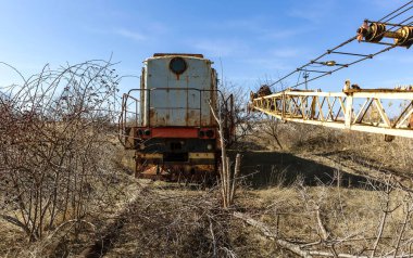 eski paslı otomobil vinç eski Teknopark Çernobil nükleer santral kazadan sonra atılır. Kıyamet, Pripyat. Radyasyon. Paslı arabalardan terk edilmiş Teknopark. Retro