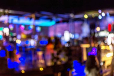 Küçük bir restoranın içi bulanık bir arka plan. Bokeh Kafe 'nin içini sıcak koyu renklerle bulanıklaştırmış. Yaratıcı moda tasarımı için arka plan olarak. Restoran, kafeterya arka planı çok güzel bulanık.