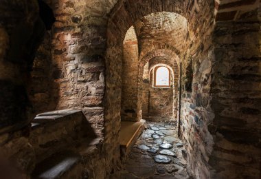Bir dar taş merdiven bir ortaçağ kalesi eski Hıristiyan manastır Rila, Bulgaristan kulesinde. Taş duvarlı gizemli kasvetli tünel