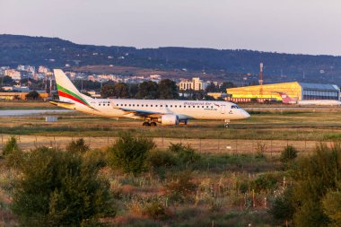 Varna, Bulgaristan - 25 Temmuz 2016: Hızlı sivil yolcu uçağı yere gökyüzü açılış. Uçak modu Varna Havaalanına iniş içinde ayar güneş ışınlarının