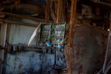 Eski kırık geçiş panosunda tahrip üretim tesisi iç. Elektrik Santral kırık, sökülüp, yağmaladılar. Kırık eski kalkan, ekipman operasyon kontrol paneli