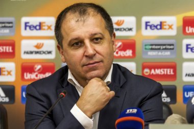 Odessa, Ukrayna - 15 Eylül 2016: Uefa Avrupa Ligi grup aşamasında Zarya Lugansk - Fenerbahçe Istanbul-Turtsiya.1: 1. sonrası maç basın toplantısı, Fc Zarya Yuri Vernidub nın baş teknik direktörü