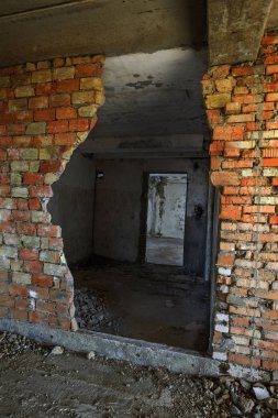 Terk edilmiş bir idari binanın iç. Bir endüstriyel fabrika iç kalıntıları. Eski bir merdiven beton, kalıntıları, çöp ve çamur, koridor duvarları bir bitmemiş office iş merkezinin Odessa mahvetti