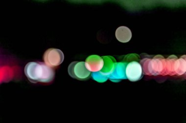 Parlak ışıklar lambalar sahne yaz sanat Cafe açık alan yaz tatil beldesi, bulanıklık. Yaratıcı tasarım tebrik kartı için arka plan. Restoran, kahvehane ile güzel arka plan bulanıklık