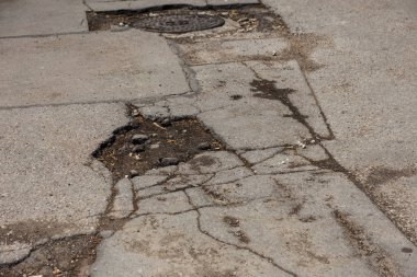 Kırık taş doku beyaz duvarlar sıvalı. Beyaz duvar yüzeyi Vintage çatlaklar. Web küçük beyaz zemin yüzeyinde çatlaklar. Eski çimento duvar imha izleri