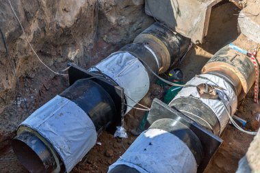 Odessa, Ukrayna - 29 Eylül 2016: Temelli onarım ve değiştirme büyük kentsel ısı boru. Eski paslı değiştirme ve sızan su boruları. Ortak belediye hizmetlerinin mühendislik yeni teknolojiler