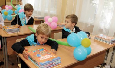 Odessa, Ukrayna - 1 Eylül 2016: ilkokul çocuklarının ve Öğretmenler sınıfta. İlk-greyder okulda çalışma. Okulun ilk günü, Eylül, bilgi gün, ilk okula gidin çocuklar. Okul festivali bilgi