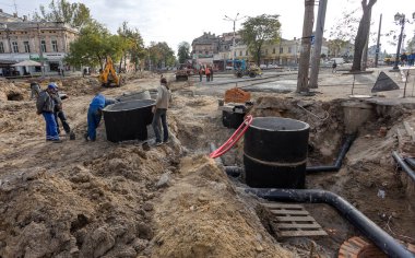 Odessa, Ukrayna - 29 Eylül 2016: kentsel Sistemleri Mühendislik derin hendek yarar kazdık. Alarm sistemi kentsel sıhhi tesisat ve Isıtma. Hendek rusty ile dolu pis su boru hattından patlak verdi. Onarım iş Metro araçları