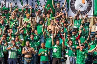 Odessa, Ukrayna - 21 Eylül 2016: Futbol taraftarları ve seyirci stadyum standları duygusal onların takım destekler. Holiganizmi ve havai fişek standları. Oyunun kurallarının ihlali