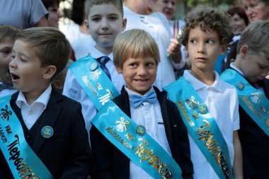 Odessa, Ukrayna - 1 Eylül 2016: ilkokul çocuklarının ve Öğretmenler sınıfta. İlk-greyder okulda çalışma. Okulun ilk günü, Eylül, bilgi gün, ilk okula gidin çocuklar. Okul festivali bilgi