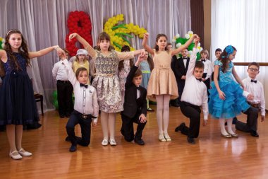 Odessa, Ukrayna - 8 Mart 2017: Çocuk İlköğretim Okulu'konserde. Çocuk sabah performans, konser, skeç. Çocuk tiyatro yaratıcılık, Anaokulu Çocuk Amatör performans tebrik anneler kadınlar günü, anneler günü