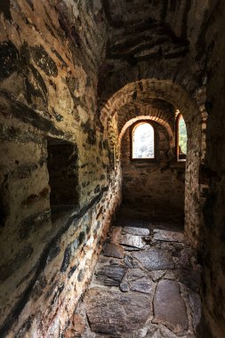Bir dar taş merdiven bir ortaçağ kalesi eski Hıristiyan manastır Rila, Bulgaristan kulesinde. Taş duvarlı gizemli kasvetli tünel