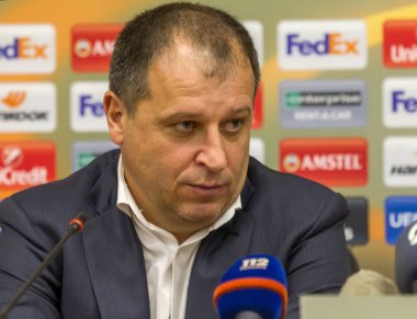 Odessa, Ukrayna - 15 Eylül 2016: Uefa Avrupa Ligi grup aşamasında Zarya Lugansk - Fenerbahçe Istanbul-Turtsiya.1: 1. sonrası maç basın toplantısı, Fc Zarya Yuri Vernidub nın baş teknik direktörü
