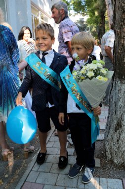 Odessa, Ukrayna - 1 Eylül 2016: ilkokul çocuklarının ve Öğretmenler sınıfta. İlk-greyder okulda çalışma. Okulun ilk günü, Eylül, bilgi gün, ilk okula gidin çocuklar. Okul festivali bilgi