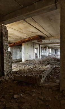 Terk edilmiş bir idari binanın iç. Bir endüstriyel fabrika iç kalıntıları. Eski bir merdiven beton, kalıntıları, çöp ve çamur, koridor duvarları bir bitmemiş office iş merkezinin Odessa mahvetti