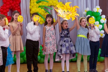 Odessa, Ukrayna - 8 Mart 2017: Çocuk İlköğretim Okulu'konserde. Çocuk sabah performans, konser, skeç. Çocuk tiyatro yaratıcılık, Anaokulu Çocuk Amatör performans tebrik anneler kadınlar günü, anneler günü