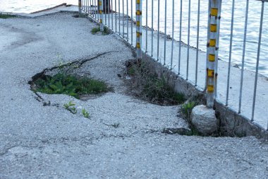 Kırık taş doku beyaz duvarlar sıvalı. Beyaz duvar yüzeyi Vintage çatlaklar. Web küçük beyaz zemin yüzeyinde çatlaklar. Eski çimento duvar imha izleri