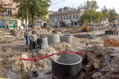 Odessa, Ukrayna - 29 Eylül 2016: kentsel Sistemleri Mühendislik derin hendek yarar kazdık. Alarm sistemi kentsel sıhhi tesisat ve Isıtma. Hendek rusty ile dolu pis su boru hattından patlak verdi. Onarım iş Metro araçları