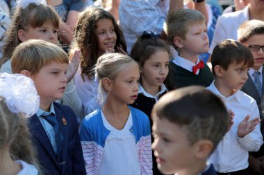 Odessa, Ukrayna - 1 Eylül 2016: ilkokul çocuklarının ve Öğretmenler sınıfta. İlk-greyder okulda çalışma. Okulun ilk günü, Eylül, bilgi gün, ilk okula gidin çocuklar. Okul festivali bilgi