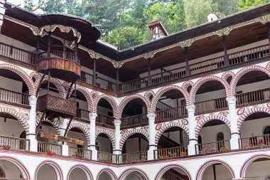 Rila Park, Bulgaristan - 30 Temmuz 2016: Rila Manastırı Hıristiyan davranır, Saint Ivan, Balkanlar'da, Unesco Dünya Mirası en önemli Bulgar Ortaçağ Hıristiyan Anıtlar