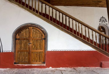 Eski ahşap kapı. Kırık boya yıpranmış çok eski ahşap kapı duvar Odessa, Ukrayna tarihi kesiminde eski bir taş ev. Eski bir taş duvar çimento ile sıvalı eski sokak giriş kapısı