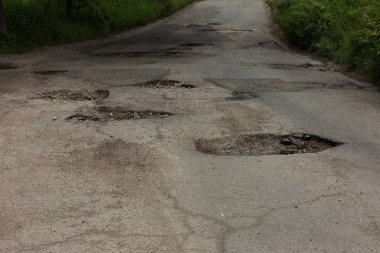 Kırık taş doku beyaz duvarlar sıvalı. Beyaz duvar yüzeyi Vintage çatlaklar. Web küçük beyaz zemin yüzeyinde çatlaklar. Eski çimento duvar imha izleri