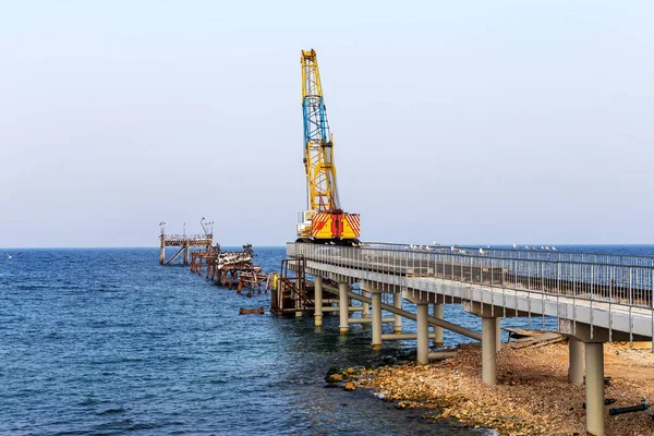 Construção Artéria Tráfego Ponte Com Uma Linha Ferroviária Cais Mar — Fotografia de Stock