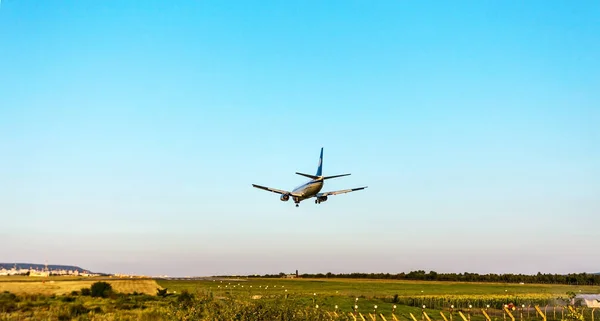 Varna Bulgária Julho 2016 Avião Rápido Civil Passageiros Céu Aterrissando — Fotografia de Stock