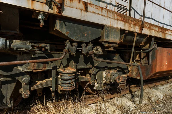古いさびた鉄道機関車がチェルノブイリの除外ゾーンにスローされます 高い放射能のゾーン ゴーストのプリピャチの町 チェルノブイリ原発事故 さびた放棄されたソ連の機械工場で原発事故の周辺地域の — ストック写真