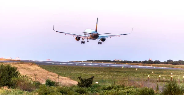 Varna Bulgária Julho 2016 Avião Rápido Civil Passageiros Céu Aterrissando — Fotografia de Stock