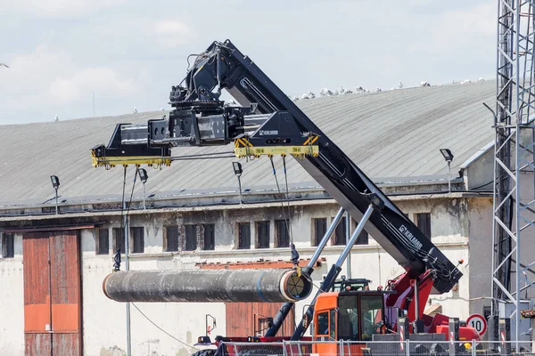保加利亚瓦尔纳 2017年6月20日 瓦尔纳大口径燃气管道 准备南溪 起重机将放置在海底的燃气管道装载给机器 取消南溪项目 — 图库照片