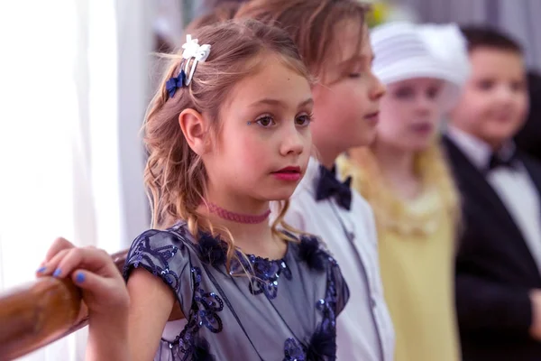 オデッサ ウクライナ 2017 子供小学校でのコンサートで 子供の朝のパフォーマンス コンサート 子どもの演劇創造性 幼稚園で子供たちの素人演技は女性の日 母の日に母親を祝福します — ストック写真